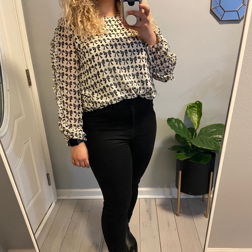 Bow patterned blouse with ruffle sleeve